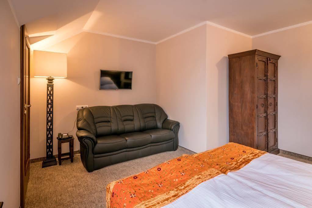 Orient Palace Bielany Wrocławskie エクステリア 写真